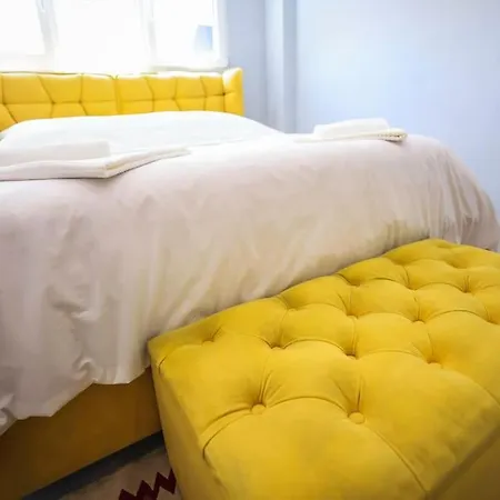 Colorful Oasis With Sunny Balcony *