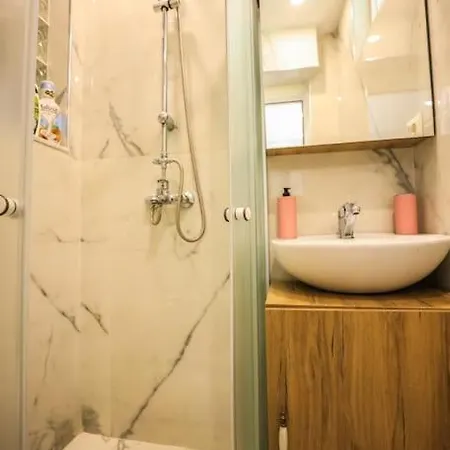 Apartman Colorful Oasis With Sunny Balcony Tirana