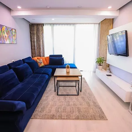 Colorful Oasis With Sunny Balcony 地拉那