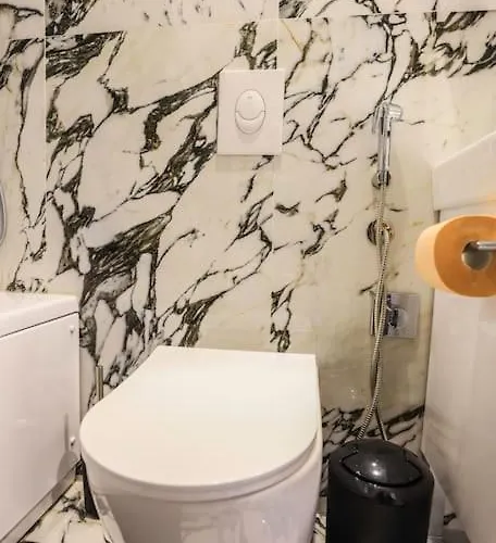 Colorful Oasis With Sunny Balcony 地拉那