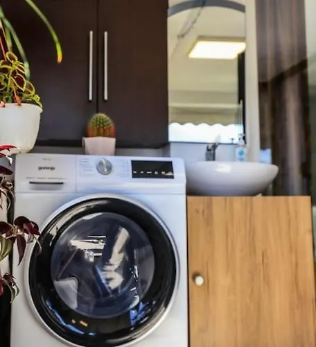 公寓 Colorful Oasis With Sunny Balcony 地拉那