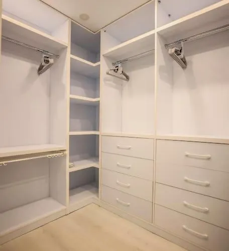 Colorful Oasis With Sunny Balcony 公寓 地拉那