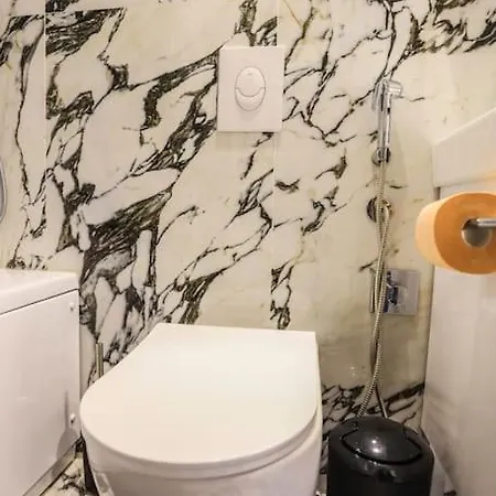 Colorful Oasis With Sunny Balcony Tiran