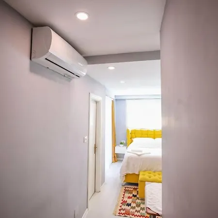 Colorful Oasis With Sunny Balcony Daire