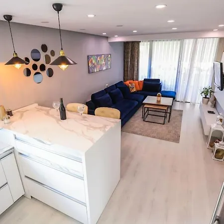 Daire Colorful Oasis With Sunny Balcony *