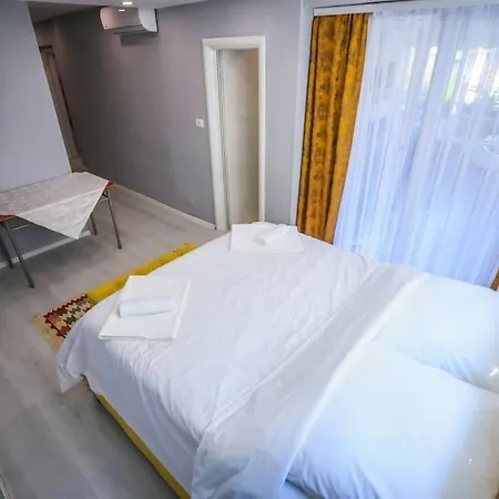 Colorful Oasis With Sunny Balcony *