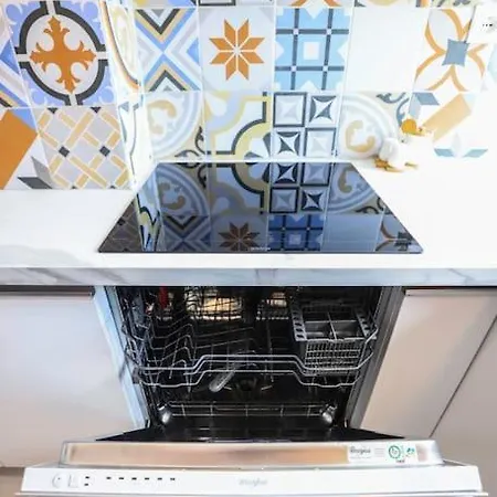 Colorful Oasis With Sunny Balcony Daire Tiran