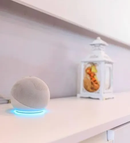 Colorful Oasis With Sunny Balcony *