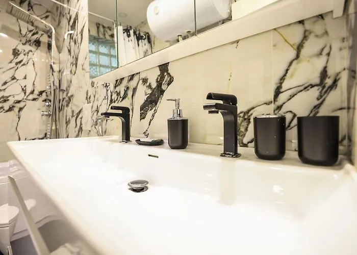 Apartment Colorful Oasis With Sunny Balcony *