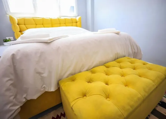 Colorful Oasis With Sunny Balcony *