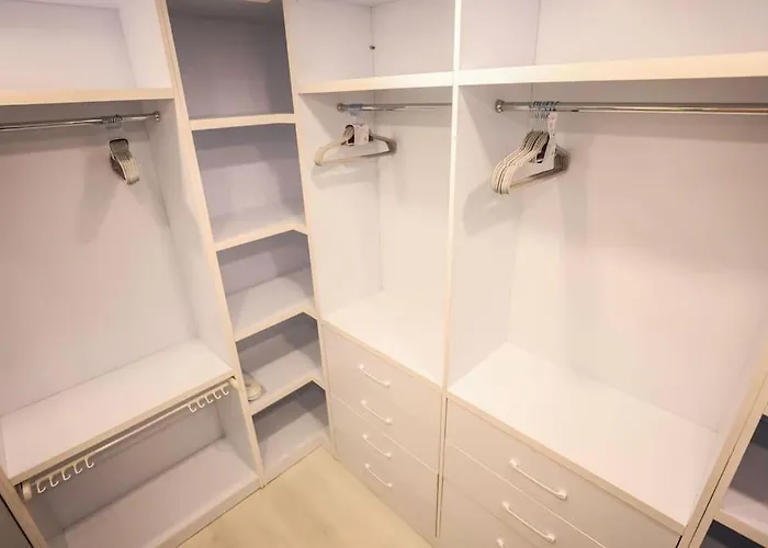 Colorful Oasis With Sunny Balcony Lägenhet