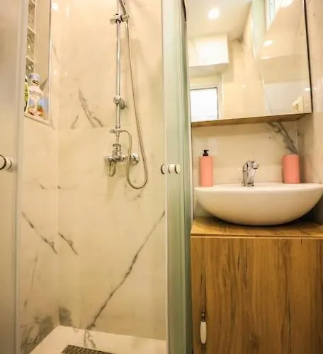 Lägenhet Colorful Oasis With Sunny Balcony Tirana