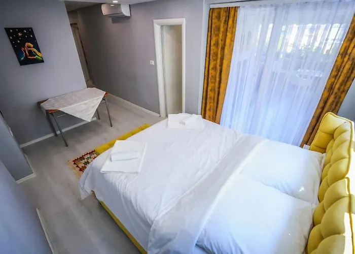 Colorful Oasis With Sunny Balcony *